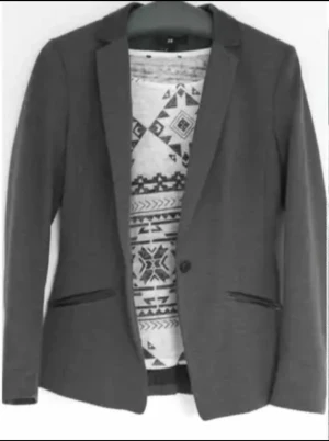 Kavaj 36 - Kavaj från H&M i storlek 36. Andvänt 2-3 gånger bara. Tröjan under ingår ej.