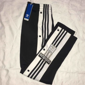  - Helt nya! Jag har bara provat dom och säljer dom för att dom var för små för mig. Dom går att knäppa upp på sidan och har knytning i midjan. Det är bara att skriva om du har några frågor eller vill ha fler bilder💖😊  Köparen står för frakten💕