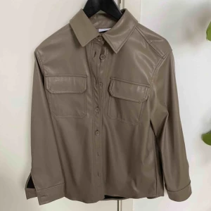  - Snygg skjorta i skinn (fake) från weekday. Skjortan är oversize så beror på hur man vill att den ska sitta.  Säljs då den används för sällan.  Nypris är 500kr köparen står för frakten!