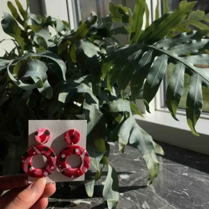 Handgjorda örhängen - Mysiga handgjorda örhängen av lera! 