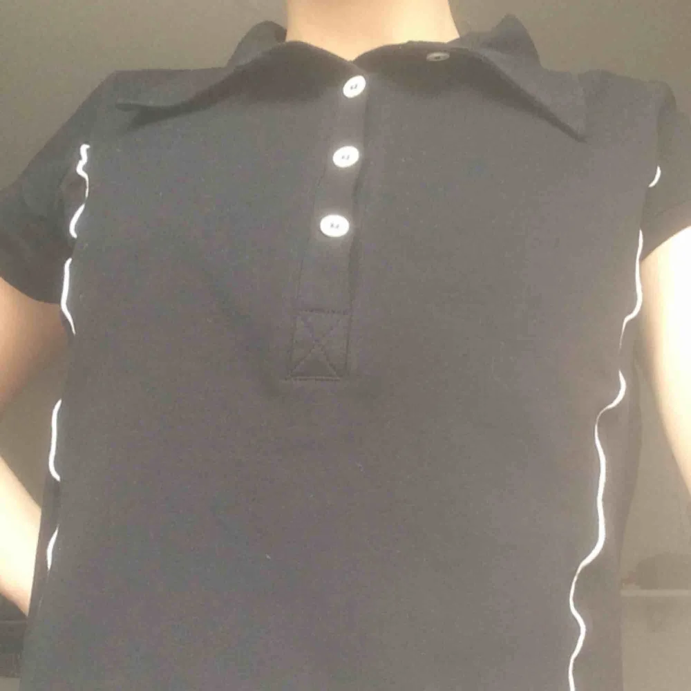 Supersnygg svart t-shirt med krage! . T-shirts.