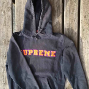 Supreme hoodie - Supreme cord collegiate, fint skick! Köpt begagnad på 2am.club som en present, men visade sig vara för liten så nu säljer jag den här. Herrmodell men liten i storleken, frakt tillkommer. Skriv gärna om ni vill se fler bilder eller har några frågor!💕