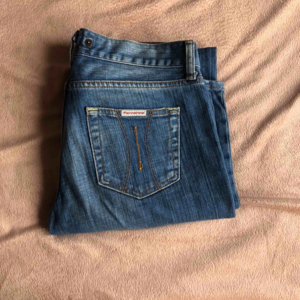 Blåa bootcut jeans med låg midja,super snygga men tyvärr för små för mig. Eftersom dom är försmå är dom knappt använda, så super kvalitet! Köpare står för frakt💘💘. Jeans & Byxor.