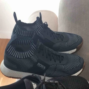  - Hugo boss titanium run  Använda ett fåtal gånger 