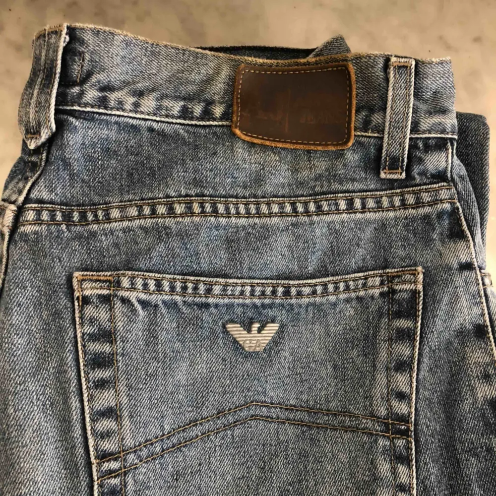 Jag säljer mina ljusblåa vintage Armani jeans! De är stora i modellen och sitter som på bilderna på mig som är 175 och brukar ha 26 i jeans.💞. Jeans & Byxor.