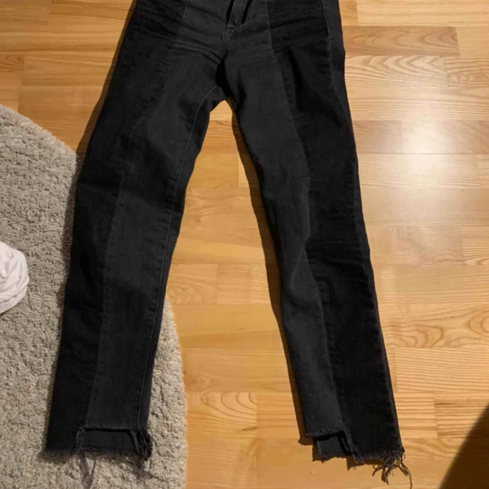 Fina jeans från hm som har grå och svart tyg som byter på framsidan, säljer då dem är för små och köpa på shpock i bra skick, kan frakta eller mötas upp. Jeans & Byxor.