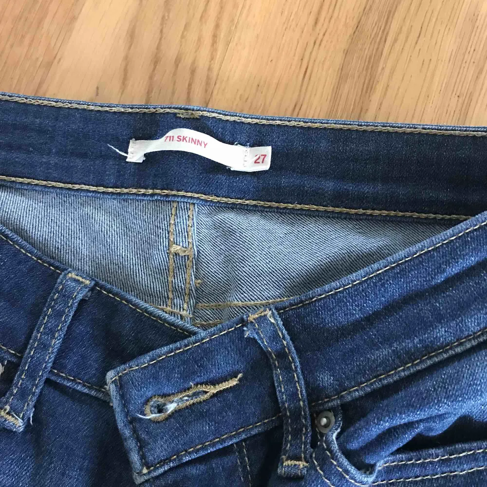 Jättefina jeans från Levi’s. Detta är ett par skinny 711. Levi’s märket finns på baksidan högst upp till höger och på högra bakfickan. . Jeans & Byxor.