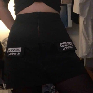  - Skitsnygg Adidas kjol, köpt för 599kr!  Aldrig använd, lappen sitter därför kvar💫 (Slutsåld på asos och adidas hemsida)