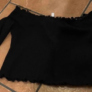  - Off shoulder tröja