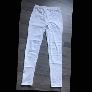  - Hittade ett par vita high waist jeans jag beställde för länge sen som nu blivit för tajta. Har endast testat byxorna och dem är därmed inte använda. 