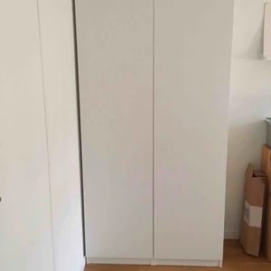  - 2 st garderobs dörrar som passar till ikeas pax garderob som är 195 cm höga . varje dörr är 50cm bred. priset gäller båda 2 tillsammans