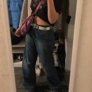  - Säljer dessa jeans, de passar på Mig som brukar ha m men man kan dra åt eller lossa där bak då de finns ett spänne💕 (har sytt in dem oxå, men de kan man sprätta upp om man vill) 