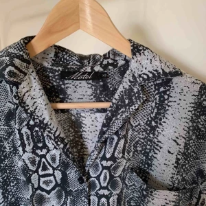  - Hawaiiskjorta från MotelRocks med snakeprint. Använd fåtal gånger. Frakt ingår i priset!!