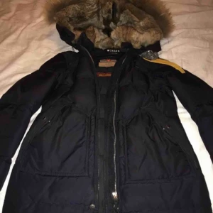  - Äkta parajumper longbear från johnells. Använd en vinter, kan kemtvättas om det önskas. Fint skick. 