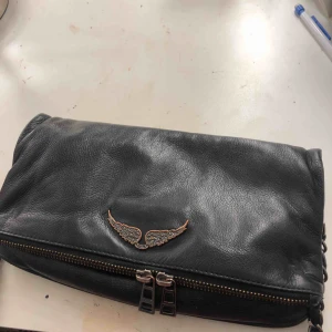  - Säljer min Zadig väska, köpt för ca 3000, väskan är använd men inga skador förutom att märket blivit lite missfärgat men inget man lägger märke till.  Äkta  