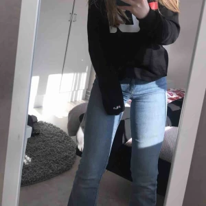 Levis jeans  - Ett par utsvängda Levi’s  jeans som är i bra skick använt Max 5 ggr,  