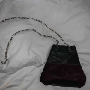  - Äkta skinn samt päls väska! Mått 23*24*10. Justerbar handtag. Använd men bra skick.