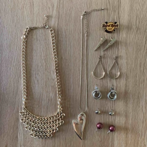  - Smycken. Säljer tillsammans eller separat. Kom med prisförslag! Frakt tillkommer. 