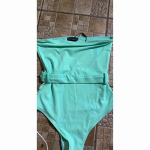  - Turkos Baddräkt från PrettyLittleThing. Storlek 36. Aldrig använd med hygienskydd på.
