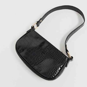  - Helt ny oanvänd baguette väska från Asos. Den är köpt för 260kr ungefär plus frakt. Möts ej upp men frakt priset är inträknat. Så 240kr får du för allt. Kan skicka fler bilder om någon är intresserad💞