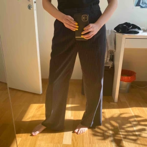  - Pinstripe kostymbyxor som jag köpte på Ragtag i Tokyo. Lite stora på mig som vanligtvis är XS/25 i jeans. Mörkblå, sista bilden representerar färgen bäst. Passar nog både tjej och kille! Pris inklusive frakt 💙
