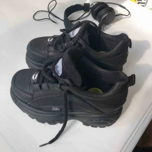  - Helt nya svarta buffalos!🖤 Använda endast typ två ggr🌟