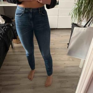  - Enkla blå jeans från Nelly, i storlek W27 alltså (waist27) har använt som ett par fåtal gånger men inga skador! Tillkommer frakt på 63kr