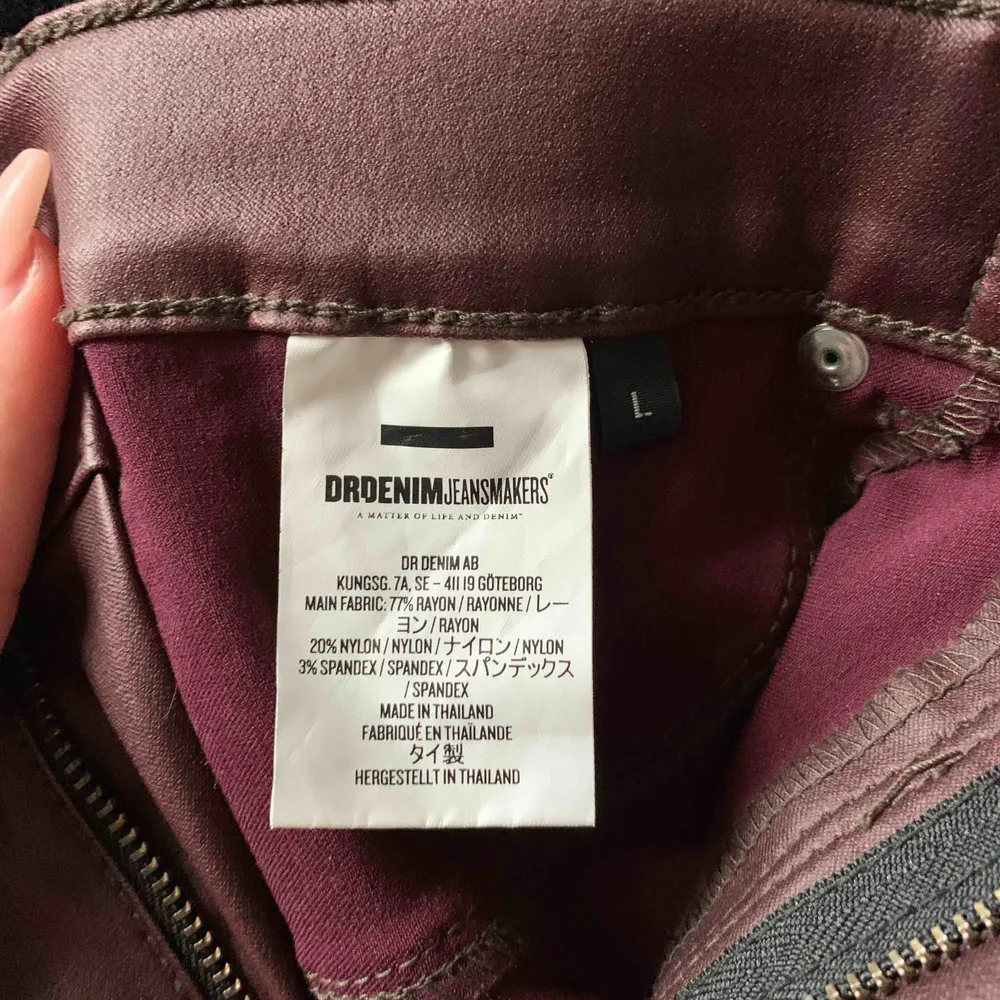 Skinnbyxor från drdenim i storlek L men passar även mig som är S/M i storlek annars, färgen är vinröd och är tajta hela vägen! Felfria och ser helt nya ut!! Tillkommer frakt på 63kr. Jeans & Byxor.