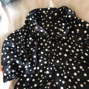  - Super gullig prickig ”blus”, superfin till sommarn😊 Frakt tillkommer, betalning sker via swish💕 bara att skicka ett meddelande vid frågor/om du vill ha fler bilder mm🥳 går alltid att pruta 