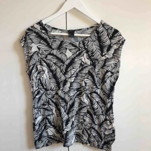  - Snygg mönstrad topp i svart/vitt. Använd 1-2 gånger. Frakt 29kr🌿