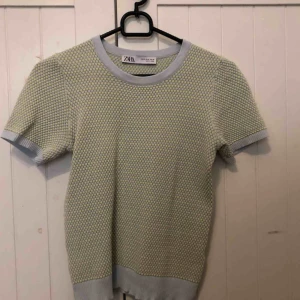  - Så snygg verkligen, säljer för att den är för liten. Väldigt liten M så passar nog en xs/s. Frakt ingår inte💖