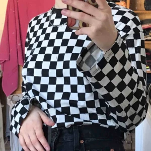  - Långärmad rutig tröja, används för lite,, nyskick💕 Frakt tillkommer, betalning sker via swish💕 bara att skicka ett meddelande vid frågor/om du vill ha fler bilder mm🥳 går alltid att pruta 