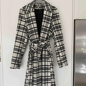  - Svart vit rutig kappa från HM i storlek 38. Kappan är sparsamt använd, ca 5-6 gånger. Nypris 999kr. Fraktar gärna men köparen står för frakten:) 