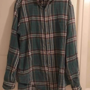  - Snygg skjorta köpt på second hand. Assnygg att ha över toppar i sommar. Kontakta för mer info!