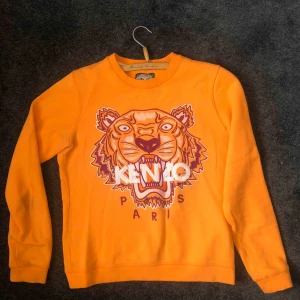  - Äkta kenzo-tröja i bra skick men tyvärr tvungen att sälja då jag har växt ur den. Nypris 2100kr. Hör gärna av dig om du har några funderingar 