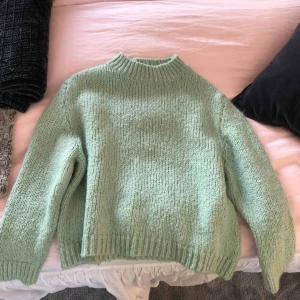  - Säljer en stickad tröja från zara som är slutsåld. Jättefin till våren, frakt tillkommer😊 ursprungspris 400kr
