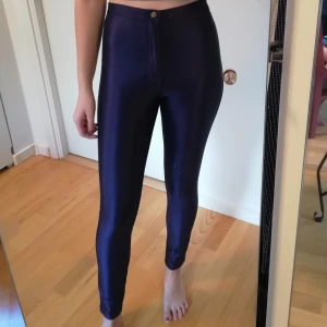 Lila disco pants  - Sjukt snygga lila disco pants från American Apparel, använda ett par gånger. Dom är i nyskick ✨ pris 550 kr, frakt tillkommer 