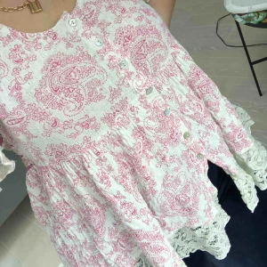  - En superfin blus från Odd Molly. Har en fin slits framtill och ett fantastiskt mönster💛 Frakten ligger på 63kr✨