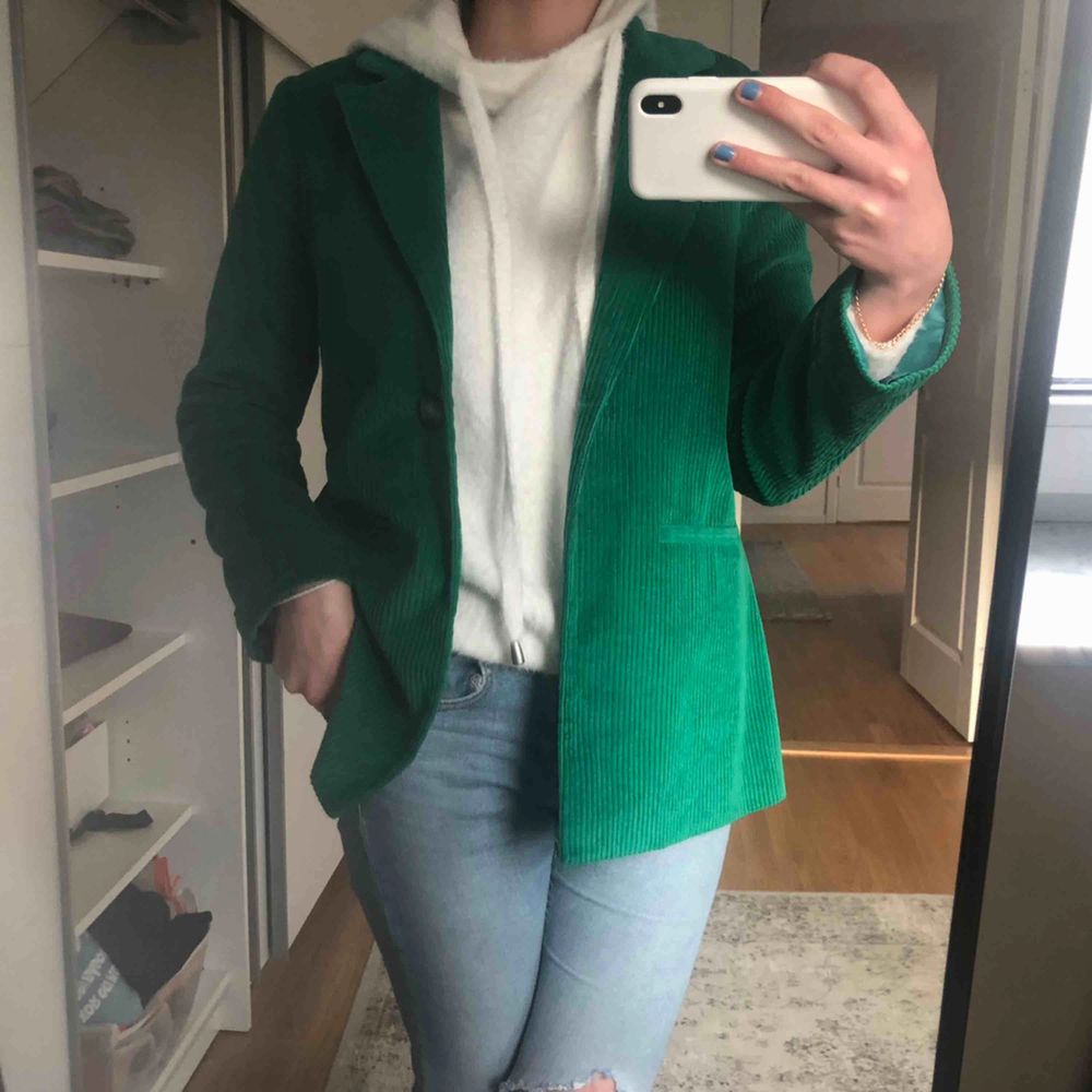 Säljer denna as snygga kavajen från NAKD! I str 34 men passar mig som är 36! Man kan ha den över en hoodie eller bara kavajen! Frakten ligger på 60kr! Nypris: 500kr Mitt pris: 160kr! 💖⭐️💖⭐️💖Meddela mig vid eventuella frågor/fler bilder 🧚🏼✨🧚🏼✨🧚🏼✨. Kostymer.