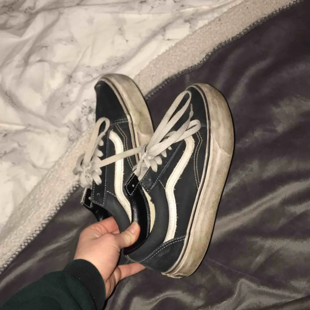 Ett par old school platå skor den vans. Väl använda och ett hål på tån tyvär därav priset. Dem är skitiga men går säkert att tvätta.💓💓 hålet går säkert också att sy ihop om man är duktig men har nya skor och inte orkat fixa det💗 . Skor.