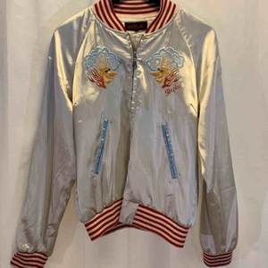  - Vintage Replay Sukajan bomberjacka. Dam Storlek S / M , jackan är i mycket gott skick.    Kan hämtas i Uppsala eller skickas mot fraktkostnad.
