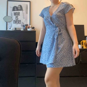  - Fin sommarklänning från H&M. Använd max 3 gånger då den blivit för liten för mig . 