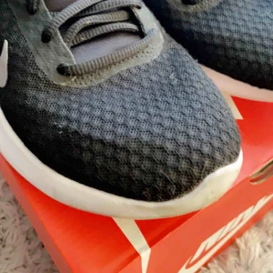  - Säljer mina nike skor. Sparsamt använda. Jätte bekväma!