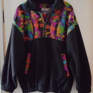 Vintage fleecetröja - Vintage fleecetröja i fint skick. Storlek S  men rejält oversize. Fraktkostnad blir 90kr.