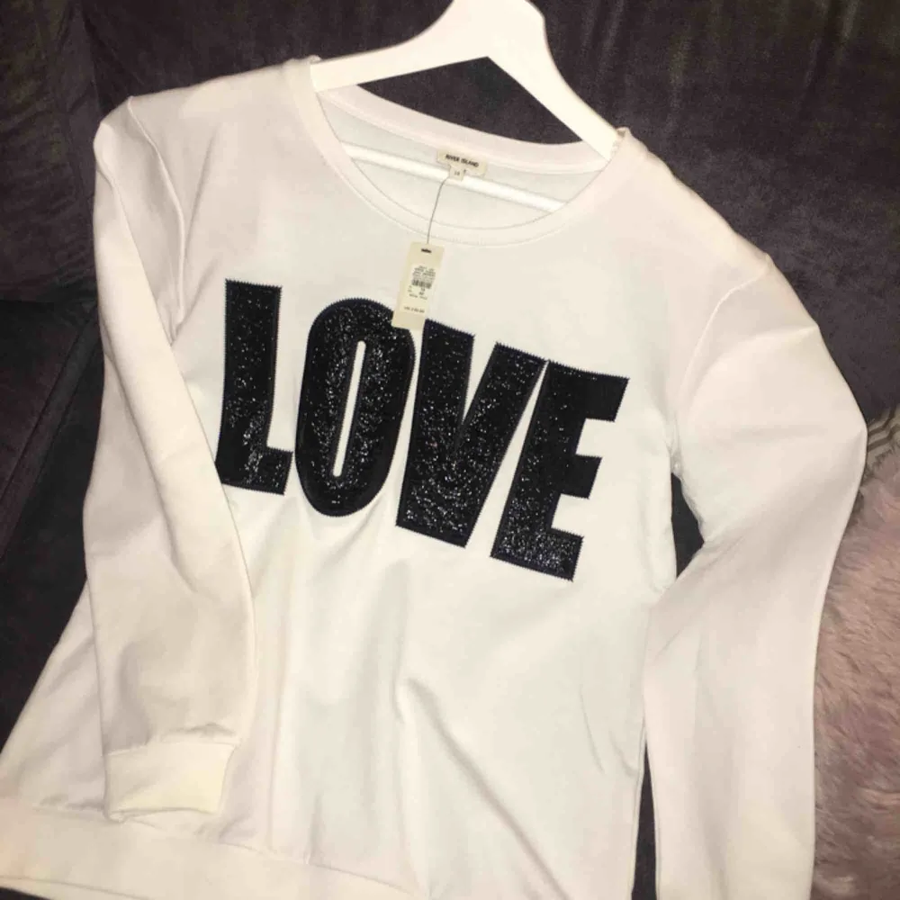 Sweatshirt ifrån River Island helt ny med prislappar kvar. I storlek eur 40. ”Love” i lacktyg. Finns i Sthlm eller skickas med post.. Hoodies.