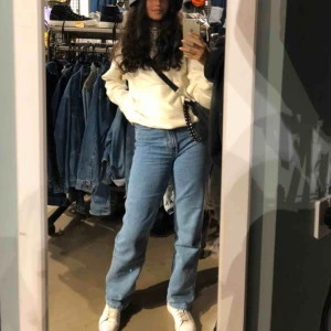  - Säljer mina jättefina Row-jeans från Weekday som jag inte använder längre. De är i jättebra skick och passar perfekt på mig som är 1,70 men skulle fungera på kortare också! 💕 