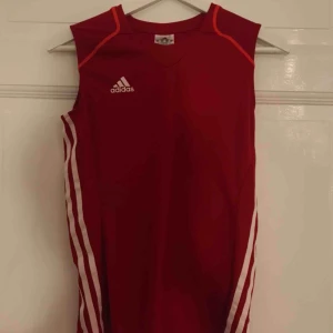  - Grymt adidas linne! Aldrig använt ✨