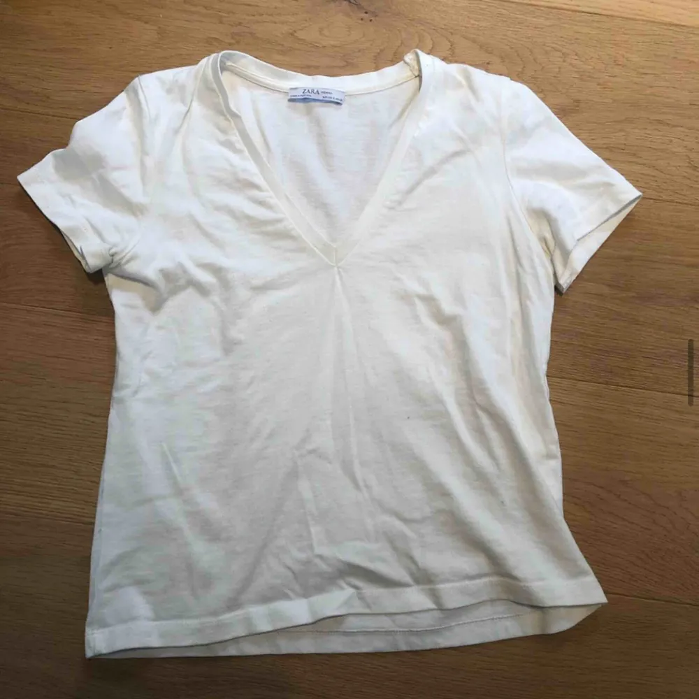 Vit v-ringad t-shirt från zara!! Basic men snygg. Kan frakta eller mötas upp 💛. T-shirts.