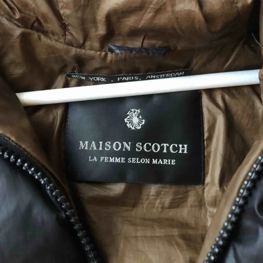 Skit snygg Maison Scotch jacka!!! Använd men ser nästan ny ut👍🏼 skriv för fler bilder, frakt tillkommer. Jackor.