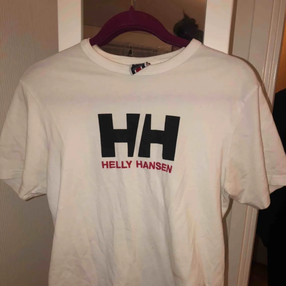 Helt Hansen Orginal t-shirt  Snygg men används för sällan helt enkelt 🤠 inga fel på den alls Köpare står för ev frakt🦋. Skjortor.